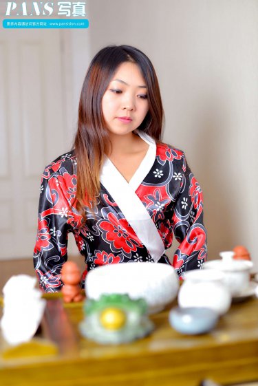 窗边的女人